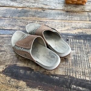 Women’s Merrell slide on shoes,tan 6